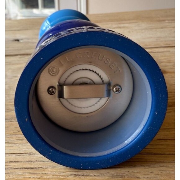 Le Creuset Acrylic Classic Manual Salt Mill 8 in Azure Blue NEW NWT - Picture 5 of 7